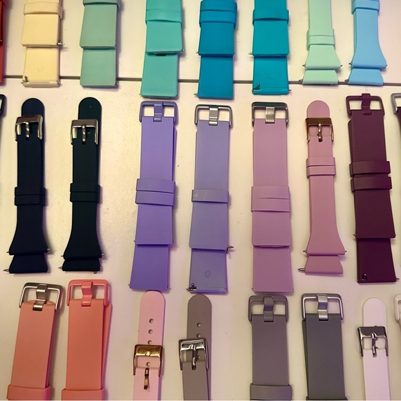 Fitbit Versa Watch + Band Bundle + Charger + Screen Protectors - Picture 6 of 12